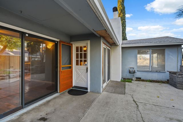 2077 Skyline Drive, Redding, CA 96001