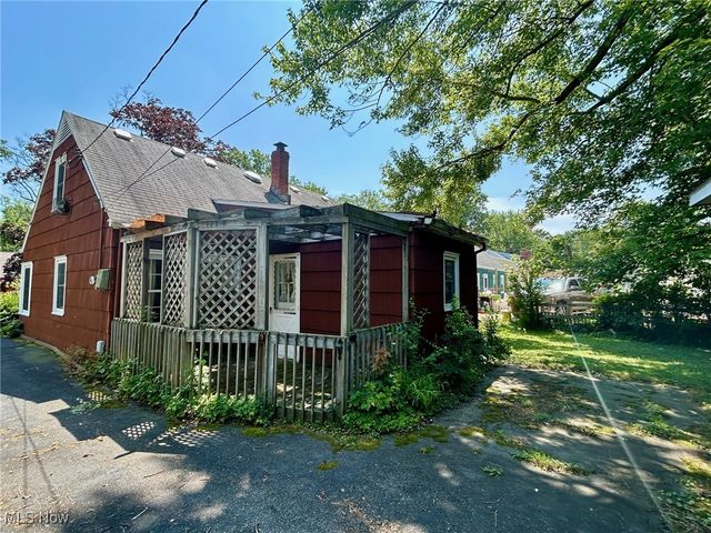 330 Inwood Boulevard, Avon Lake, OH 44012