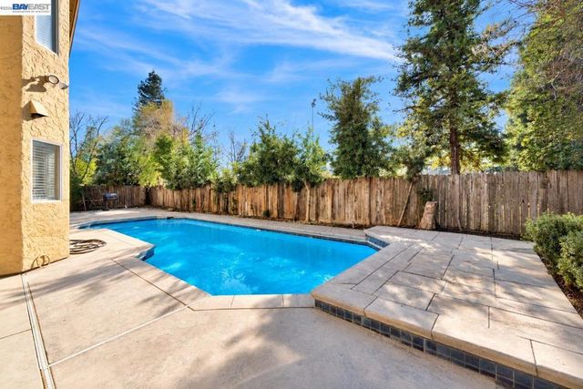 2034 Wrenwood Ave, Clovis, CA 93611