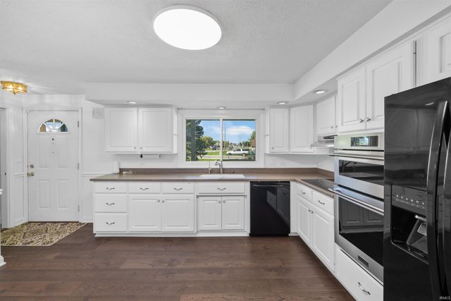 10012 Hosler Road, Leo, IN 46765