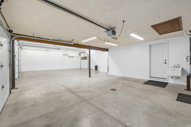 10012 Hosler Road, Leo, IN 46765