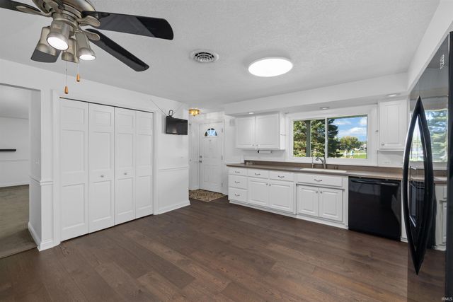 10012 Hosler Road, Leo, IN 46765