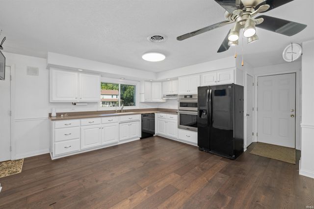 10012 Hosler Road, Leo, IN 46765