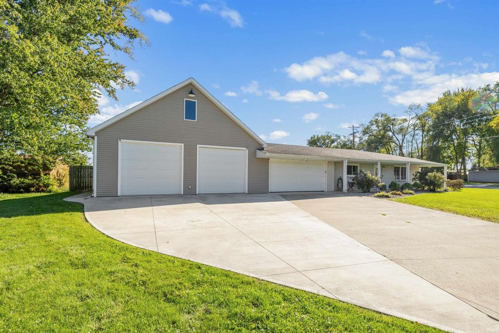 10012 Hosler Road, Leo, IN 46765