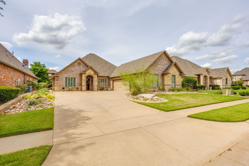 2318 Vienna Drive, Granbury, TX 76048