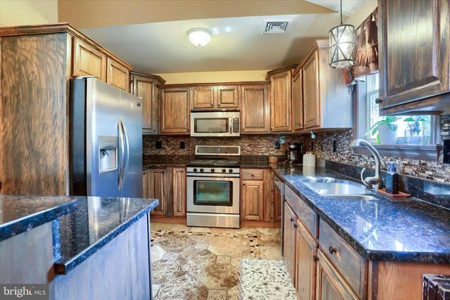 12 EDGEWATER DR, Middletown, PA 17057