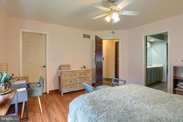 12 EDGEWATER DR, Middletown, PA 17057