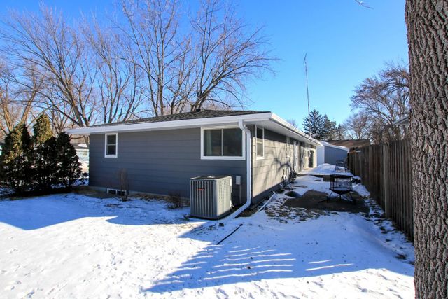 6 5th Avenue NE, Hutchinson, MN 55350