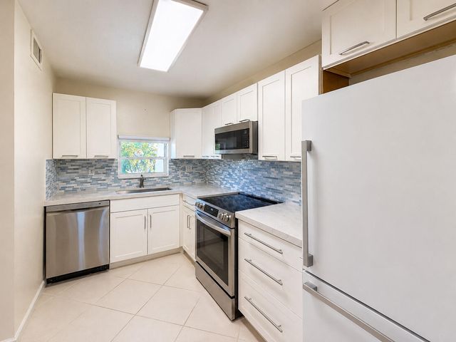 9411 N Hollybrook Lake Drive 309, Pembroke Pines, FL 33025