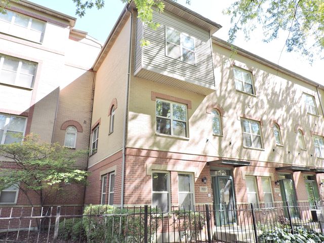 7037 S Oglesby Avenue, Chicago, IL 60649