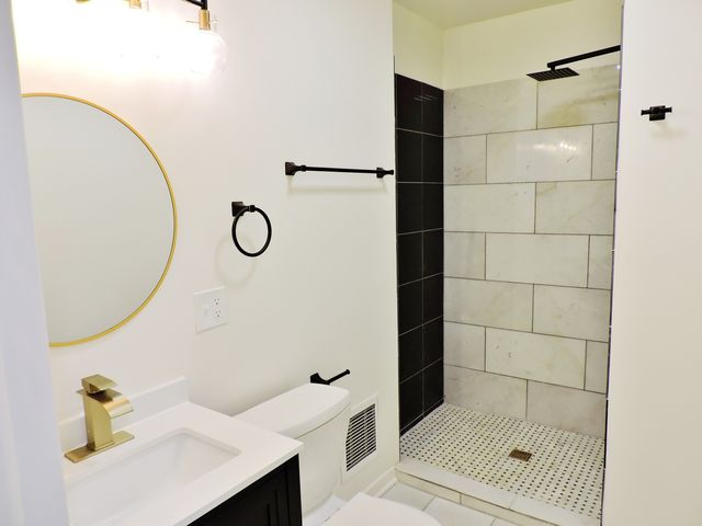 7037 S Oglesby Avenue, Chicago, IL 60649