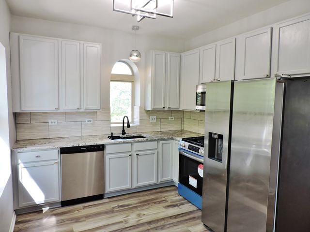 7037 S Oglesby Avenue, Chicago, IL 60649