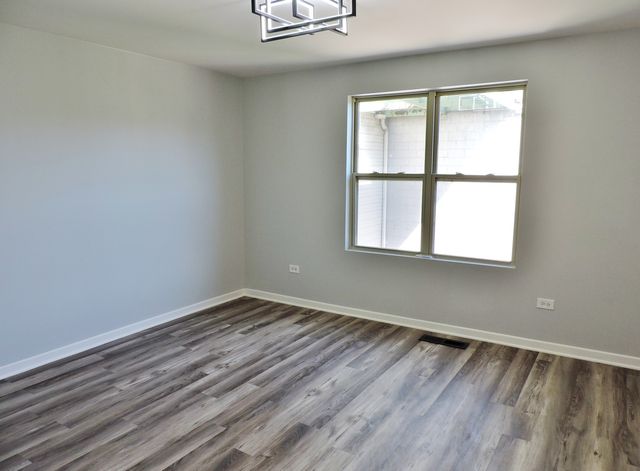 7037 S Oglesby Avenue, Chicago, IL 60649
