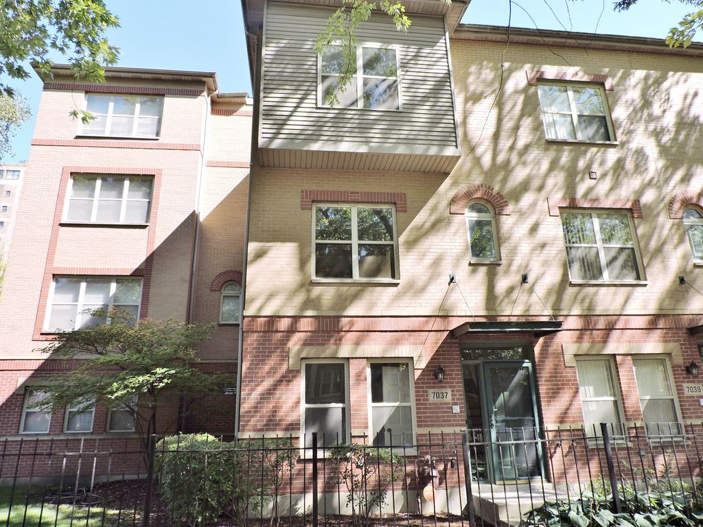7037 S Oglesby Avenue, Chicago, IL 60649