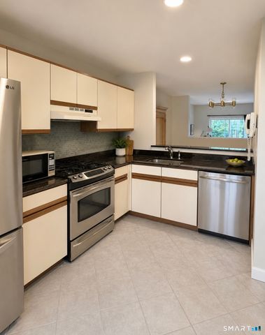 68 Foxbridge Village, Branford, CT 06405