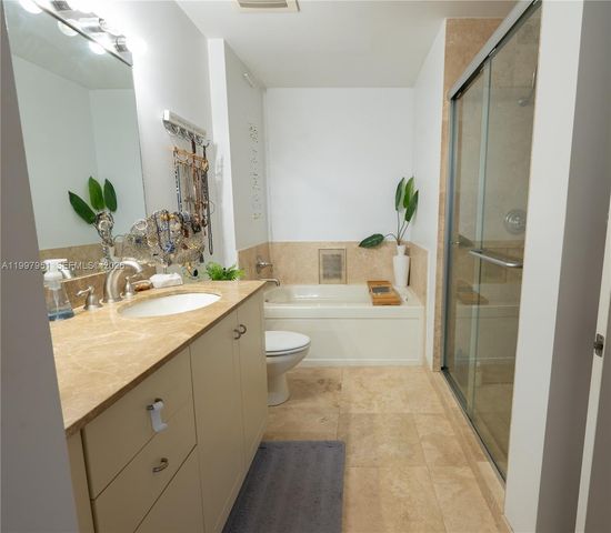 3232 SW 22nd Ter 607, Miami, FL 33145