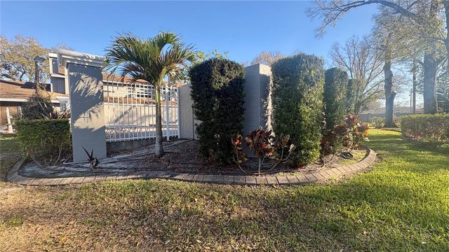 10121 LAKE OAK CIRCLE, Tampa, FL 33624