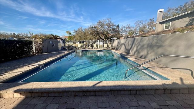 10121 LAKE OAK CIRCLE, Tampa, FL 33624