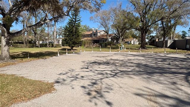 10121 LAKE OAK CIRCLE, Tampa, FL 33624