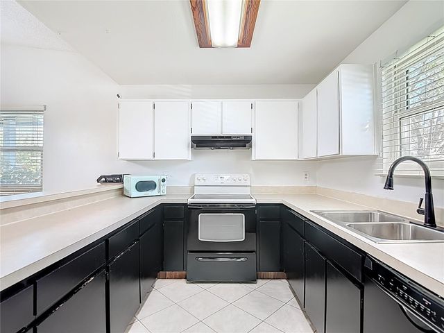 10121 LAKE OAK CIRCLE, Tampa, FL 33624