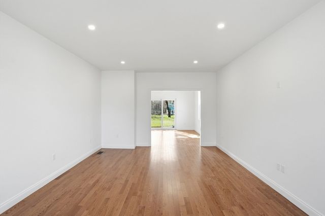 2 Valley Run Dr, Attleboro, MA 02703