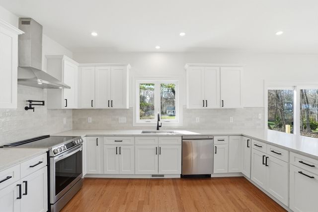 2 Valley Run Dr, Attleboro, MA 02703