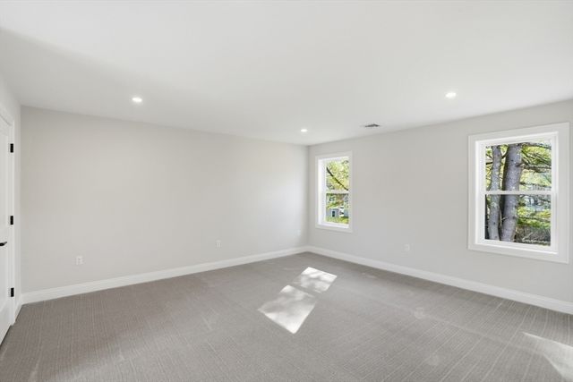 2 Valley Run Dr, Attleboro, MA 02703