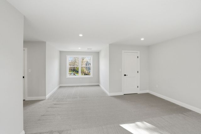 2 Valley Run Dr, Attleboro, MA 02703