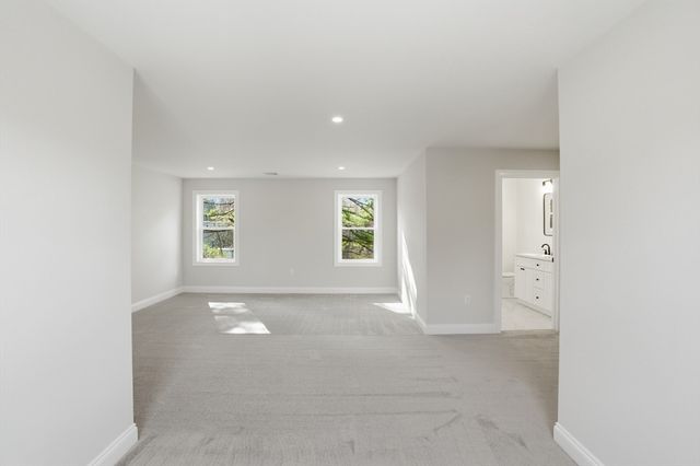 2 Valley Run Dr, Attleboro, MA 02703