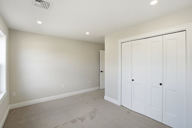 2 Valley Run Dr, Attleboro, MA 02703