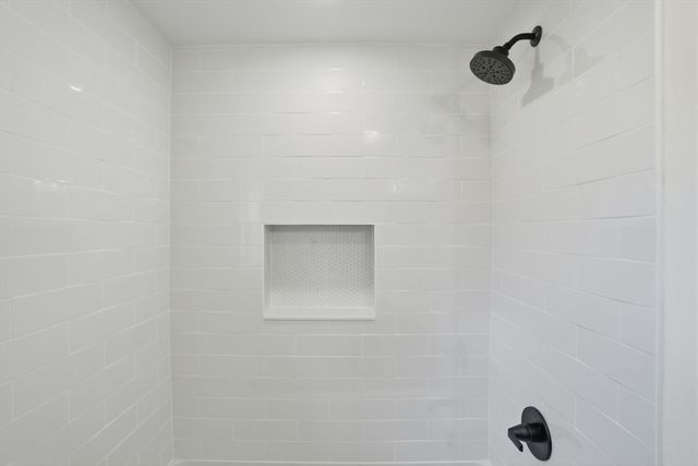 2 Valley Run Dr, Attleboro, MA 02703