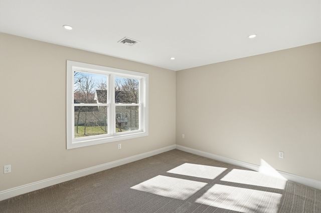 2 Valley Run Dr, Attleboro, MA 02703