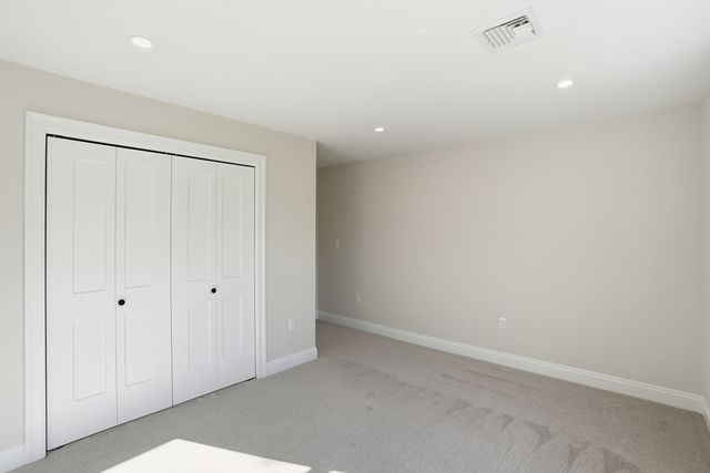 2 Valley Run Dr, Attleboro, MA 02703