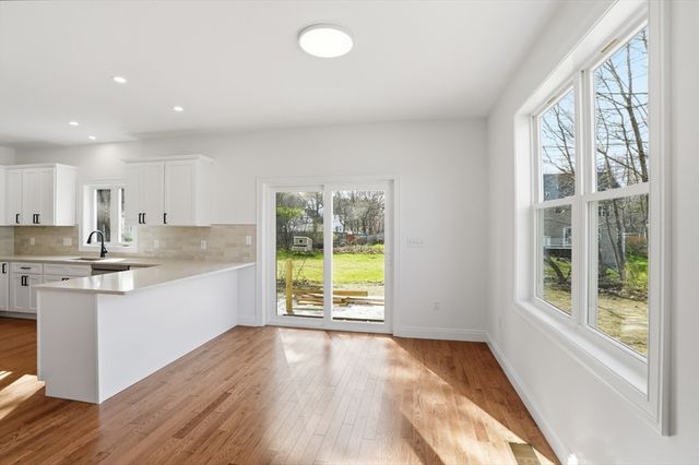 2 Valley Run Dr, Attleboro, MA 02703