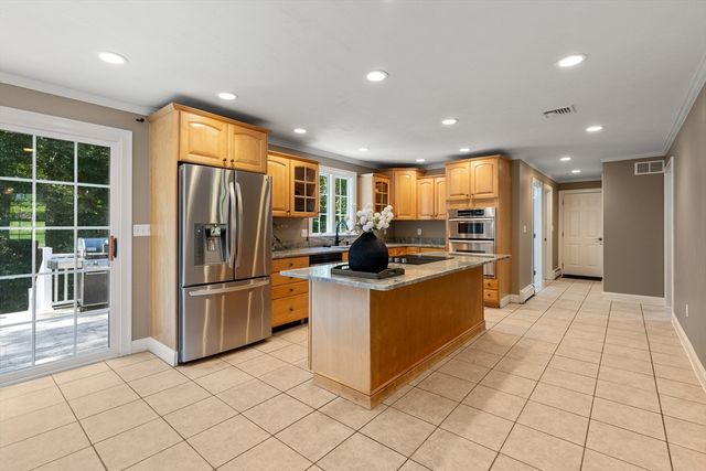 90 Northridge Dr, East Bridgewater, MA 02333