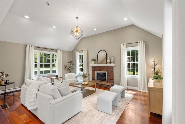 90 Northridge Dr, East Bridgewater, MA 02333