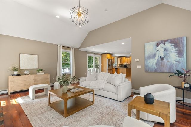 90 Northridge Dr, East Bridgewater, MA 02333