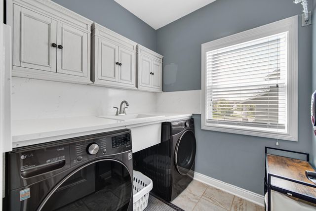 853 E Shakespeare Drive, Valparaiso, IN 46383