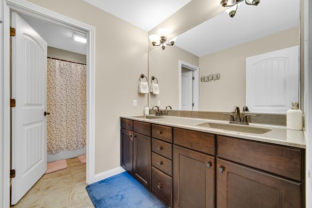 853 E Shakespeare Drive, Valparaiso, IN 46383