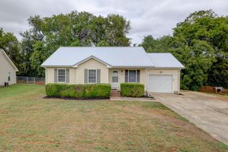 1043 Waterford Cir, Clarksville, TN 37040
