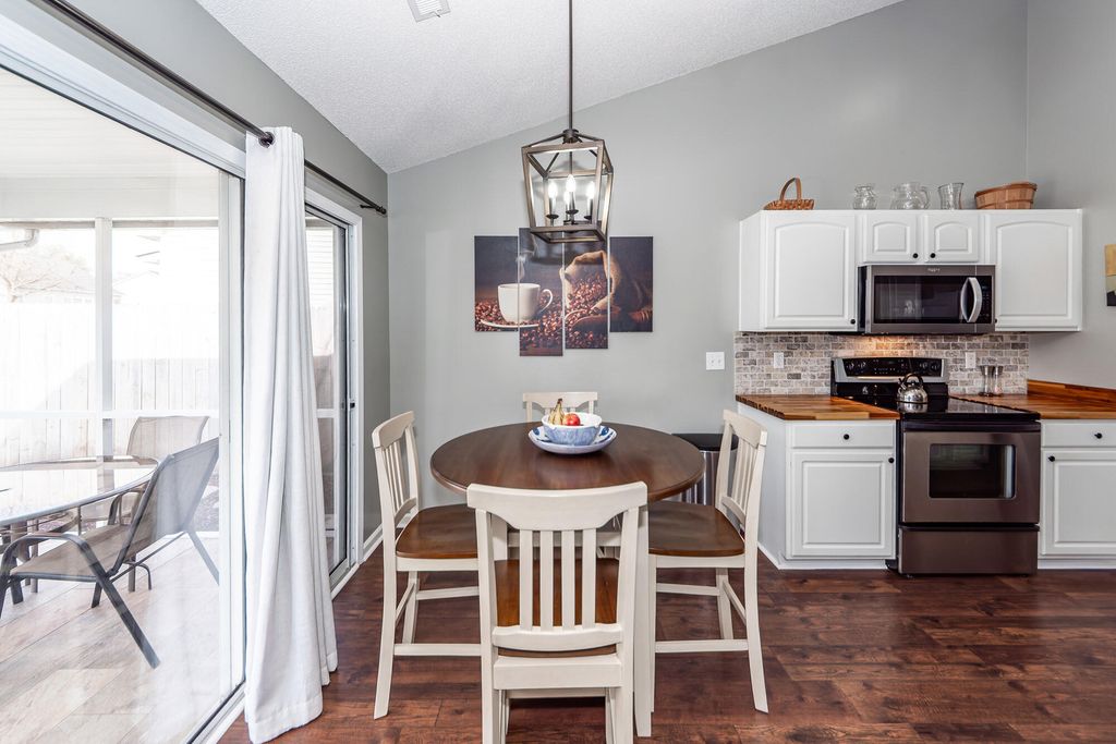 Image 10 of property listing at 5024 Thornton Drive, Summerville, SC 29485