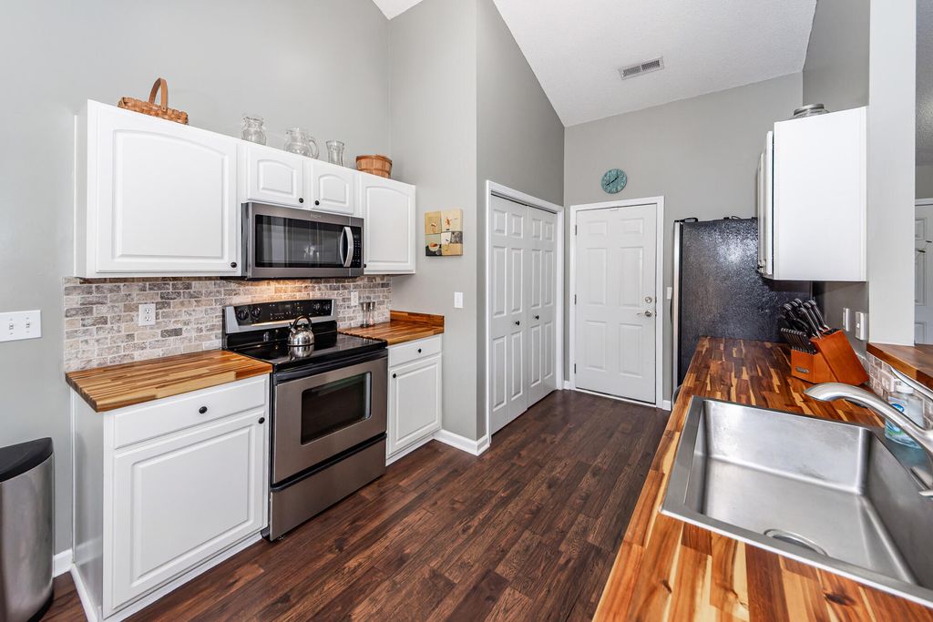 Image 11 of property listing at 5024 Thornton Drive, Summerville, SC 29485