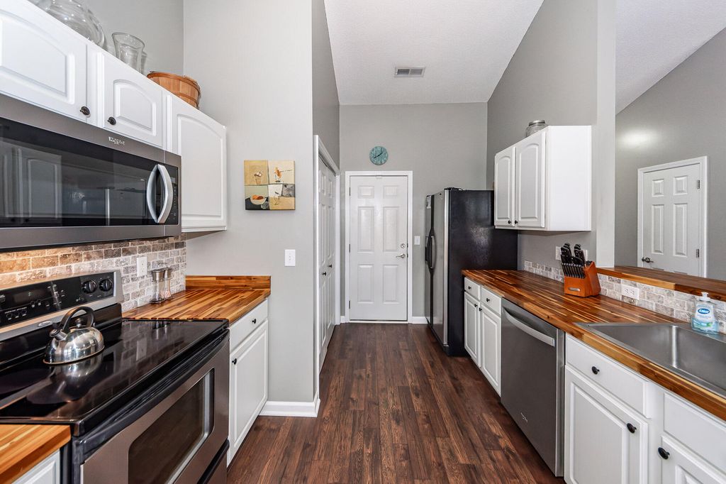 Image 12 of property listing at 5024 Thornton Drive, Summerville, SC 29485