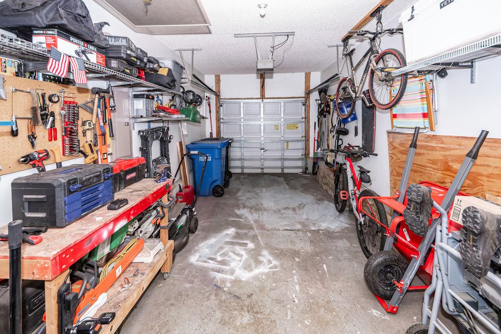 Image 16 of property listing at 5024 Thornton Drive, Summerville, SC 29485