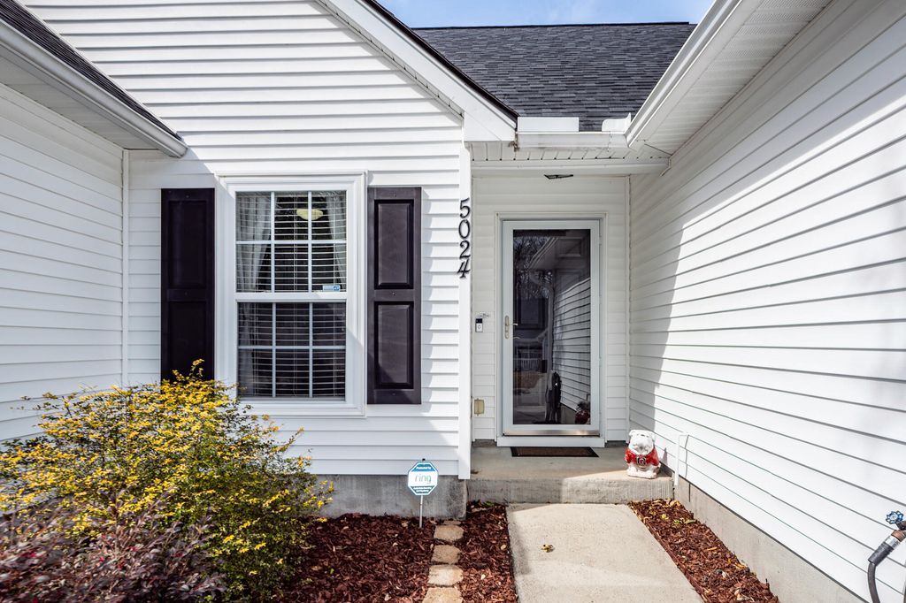 Image 2 of property listing at 5024 Thornton Drive, Summerville, SC 29485