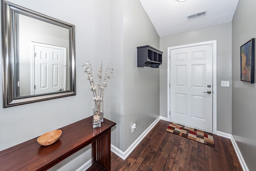 Image 3 of property listing at 5024 Thornton Drive, Summerville, SC 29485