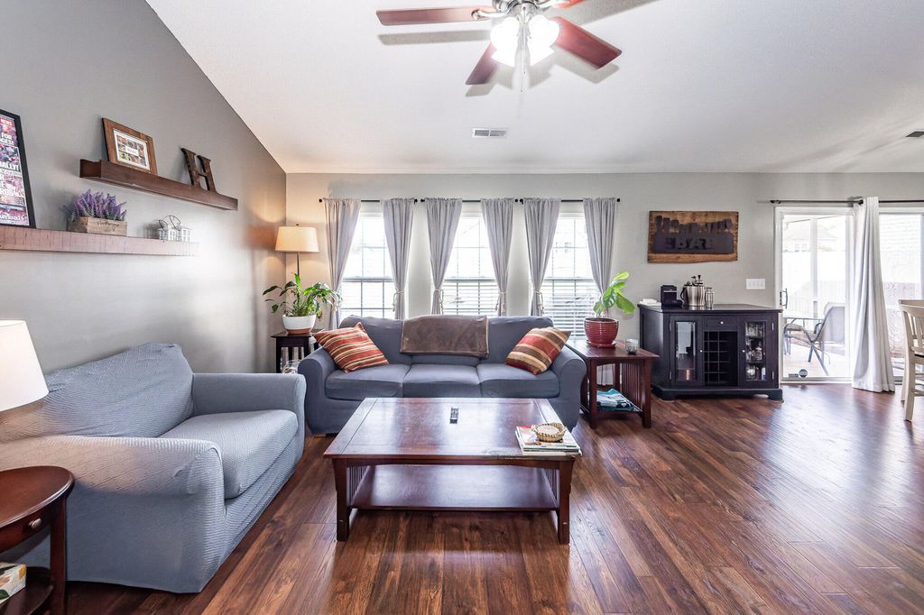 Image 5 of property listing at 5024 Thornton Drive, Summerville, SC 29485