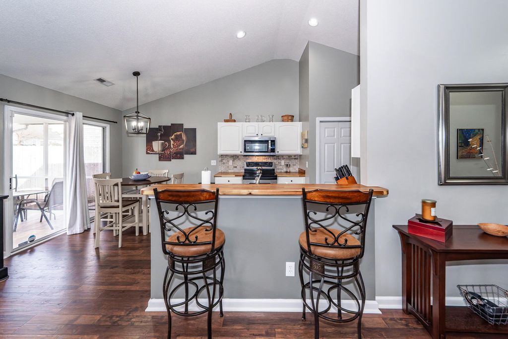 Image 9 of property listing at 5024 Thornton Drive, Summerville, SC 29485