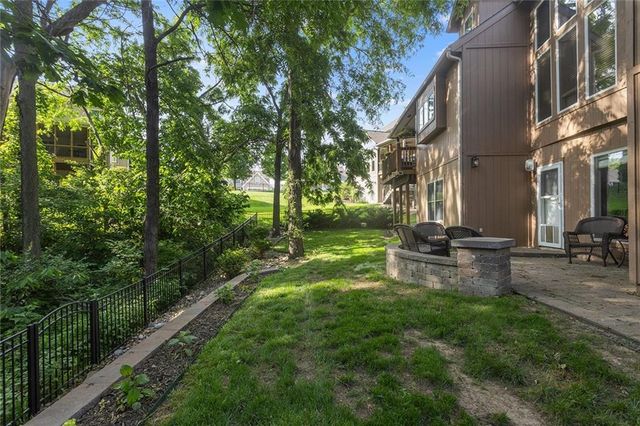 6180 N Nevada Avenue, Parkville, MO 64152