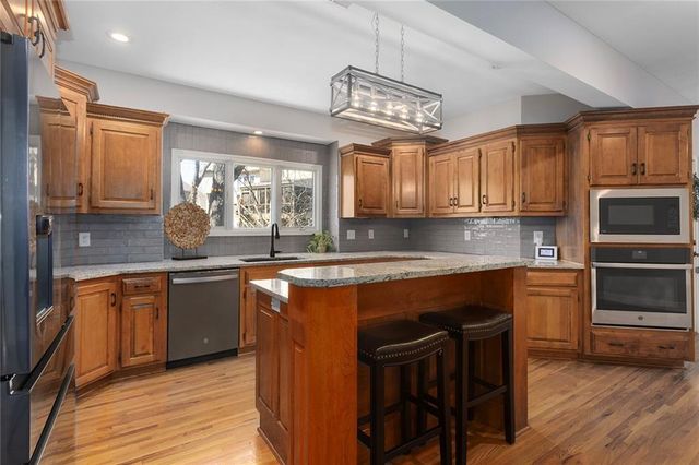 6180 N Nevada Avenue, Parkville, MO 64152